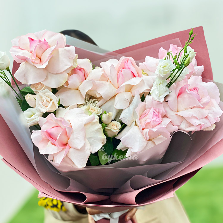 Букет розовых французских роз и эустом (крупный план)