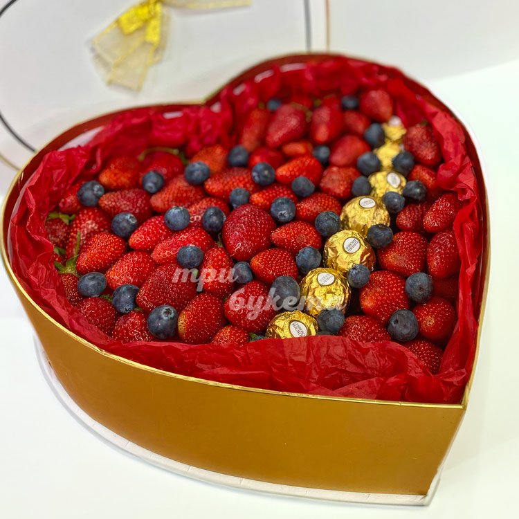 Коробка-сердце из 1 кг клубники (крупный план)