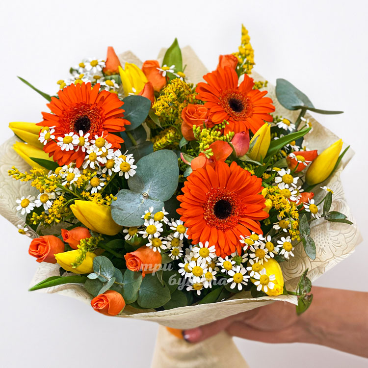 Букет оранжевых гербер с желтыми тюльпанами (крупный план)