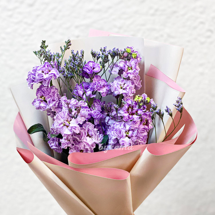 Мини-букет из 5 фиолетовых маттиол (крупный план)