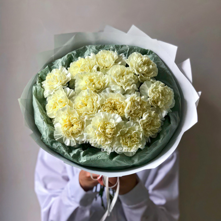 Букет из 15 белых гвоздик (вид сверху)