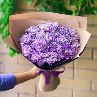 Букет из 25 фиолетовых гвоздик Букет из 25 фиолетовых гвоздик