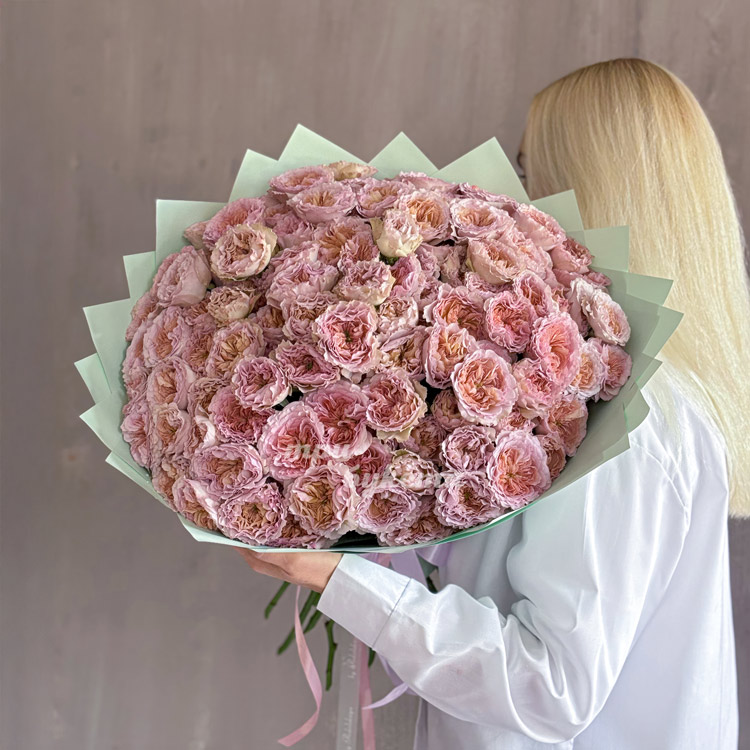 Букет пышных пионовидных кустовых роз (в руках флориста)