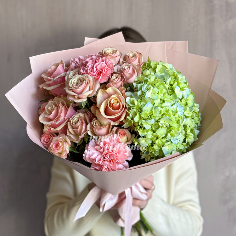 Букет розовых роз с зеленой гортензией (в руках флориста)