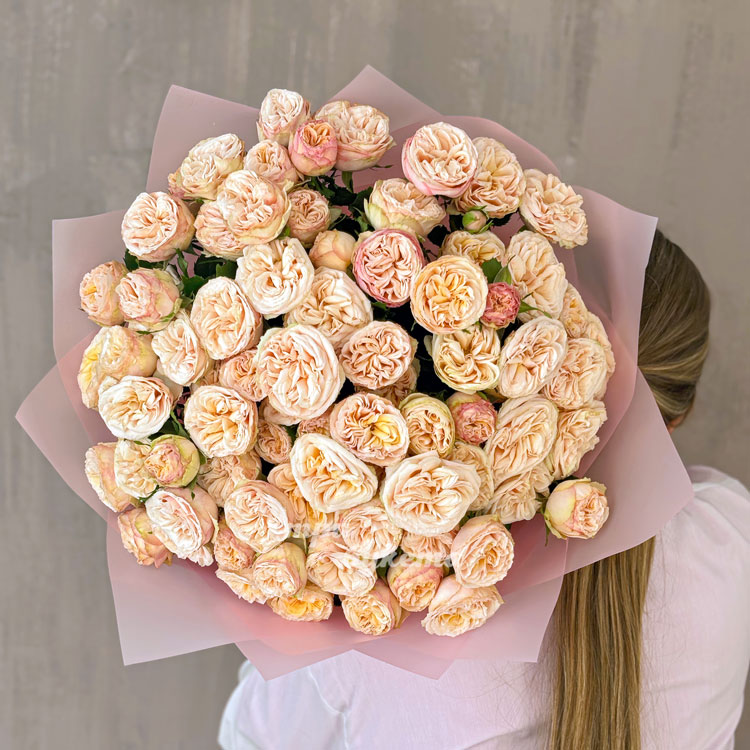 Кремовый букет из 19 кустовых пионовидных роз (на плече)