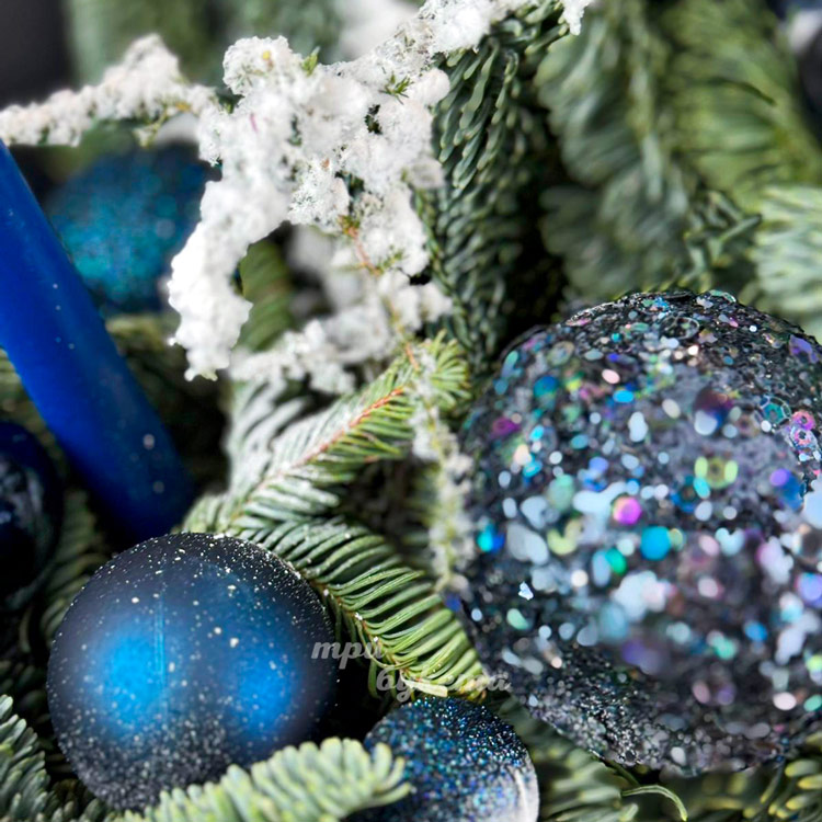 Синие елочные шары с нобилисом в коробке (крупный план)