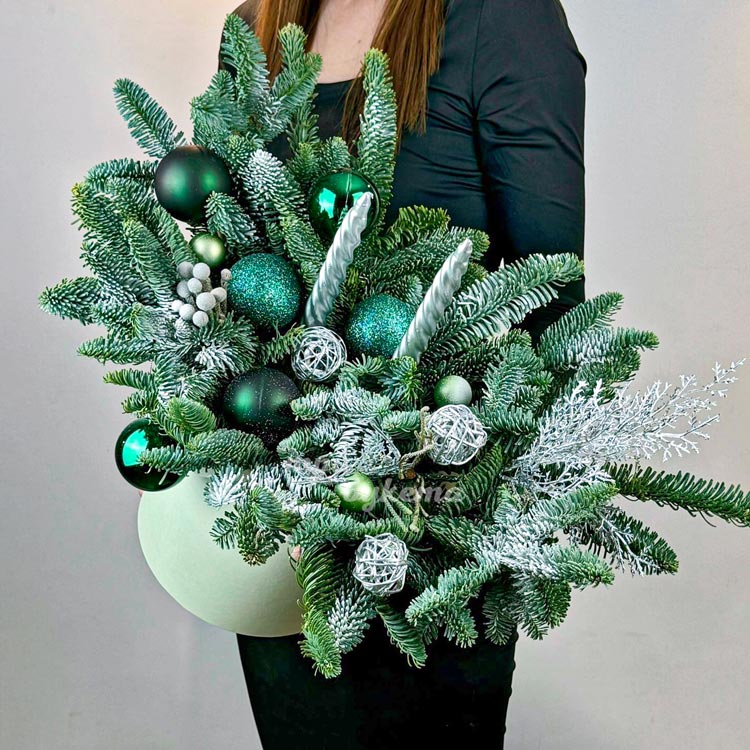 Зеленая новогодняя композиция в коробке (вид сверху)