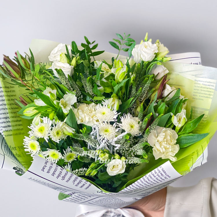 Зеленый букет из хризантем и альстромерий (крупный план)