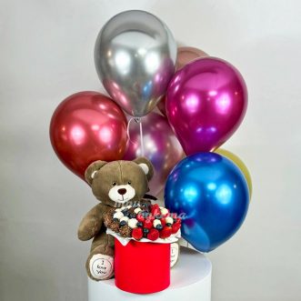 Набор из мягкой игрушки, шариков и клубники